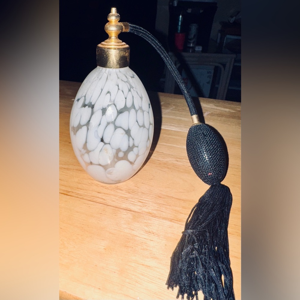 Elegant Black and Gold Perfume Atomizer